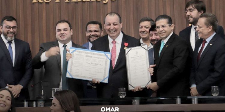 Senador Omar Aziz recebe título de cidadão amazonense