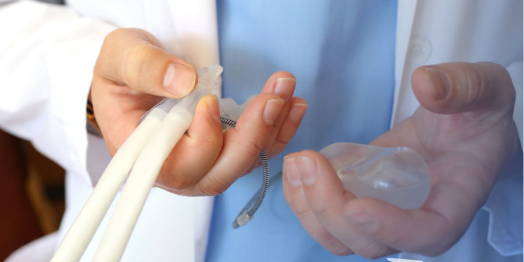 Um falso médico foi condenado a cinco anos de prisão depois de fazer uma cirurgia de aumento de pênis em um homem de 32 anos. Falso médico