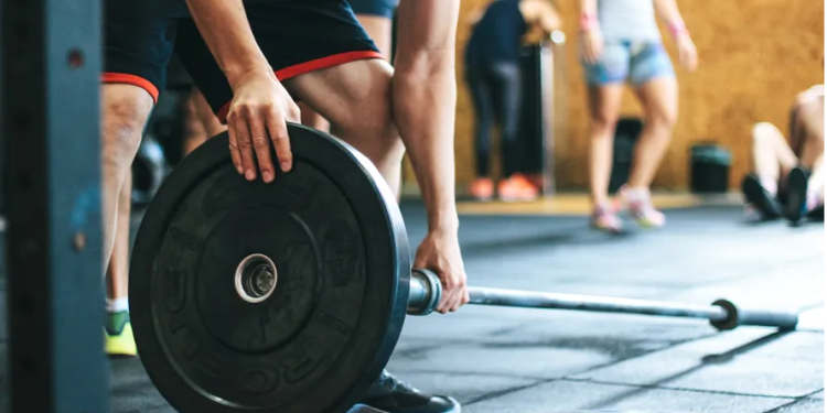 Um personal trainer indiano de 24 anos precisou realizar um procedimento cirúrgico no pênis após ficar. Homem tenta