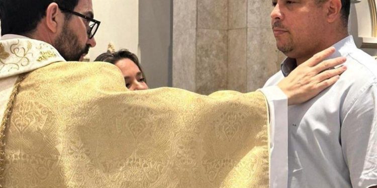 Ronaldo Fenômeno é batizado aos 46 anos pelo Padre Fábio de Melo