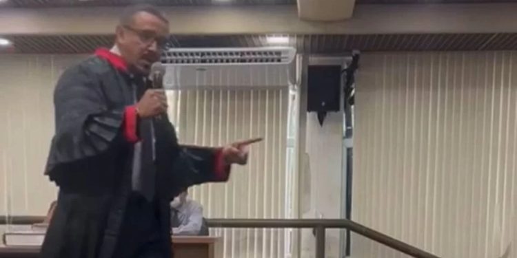 Promotor de justiça compara advogada com “cadela” durante audiência; veja o vídeo