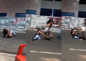 Sem calcinha, mulher monta na inimiga para brigar e recebe crítica: "teu piriquit0 tá podre"