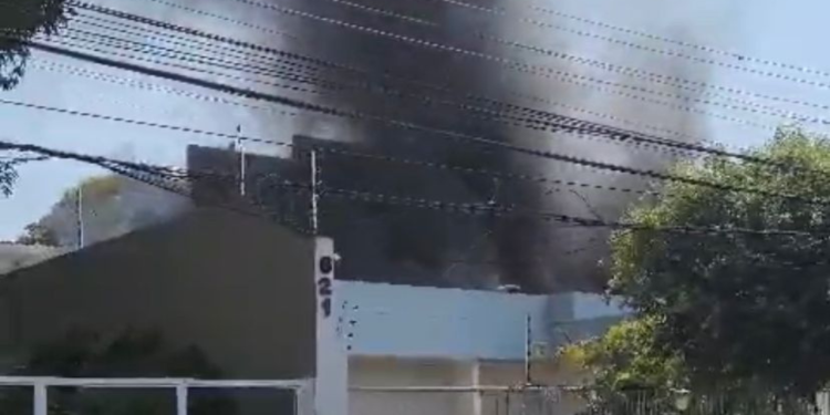 Urgente: clínica de olhos pega fogo em Adrianópolis; veja vídeo