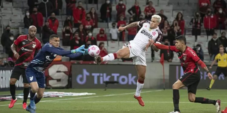 Flamengo, desfalcado, tenta manter embalo contra o Athletico em Cariacica