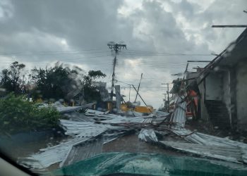 No Amazonas, vendaval atinge cidade e devasta mais de 100 imóveis