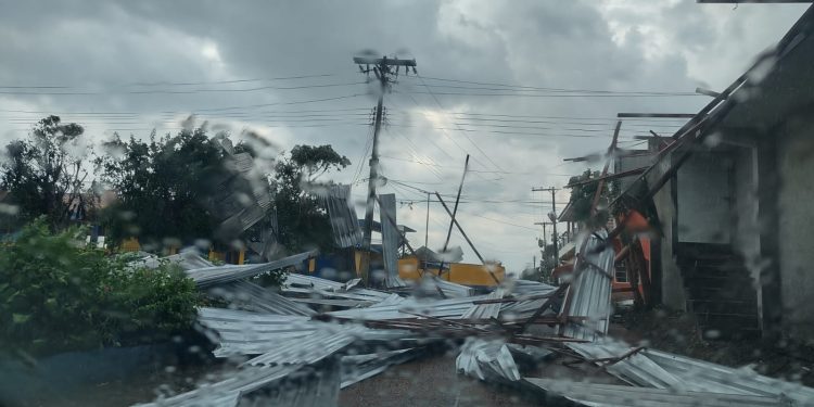 No Amazonas, vendaval atinge cidade e devasta mais de 100 imóveis