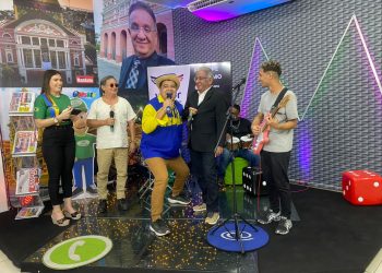 Ao som de Banda Vitrine, Abdias diverte Mourão e convidados