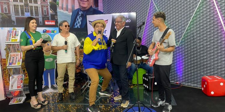 Ao som de Banda Vitrine, Abdias diverte Mourão e convidados