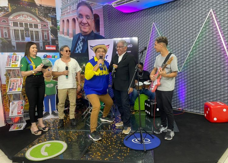 Ao som de Banda Vitrine, Abdias diverte Mourão e convidados