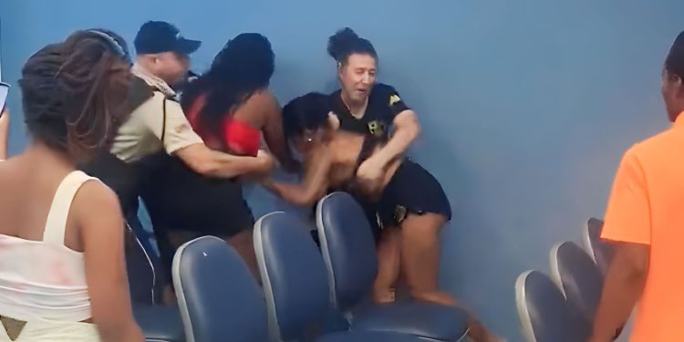 Socos e pontapés: mulher se dá mal ao tentar furar-fila na Caixa; veja vídeo