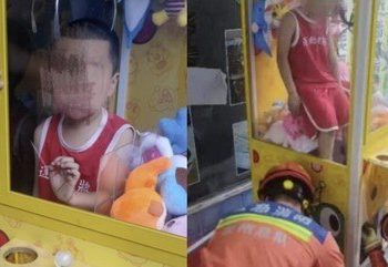 Um menino de cinco anos ficou preso em uma máquina de bichinhos de pelúcia, daquelas com uma máquina. Vídeo: