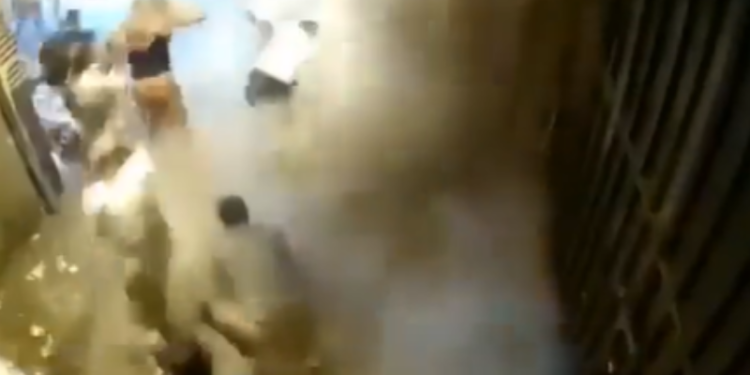 A TV estatal do Marrocos informou que mais de mil pessoas morreram e centenas ficaram feridas durante . Vídeos: