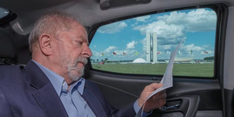 Lula gasta mais com cartão corporativo que Bolsonaro, Dilma e Temer