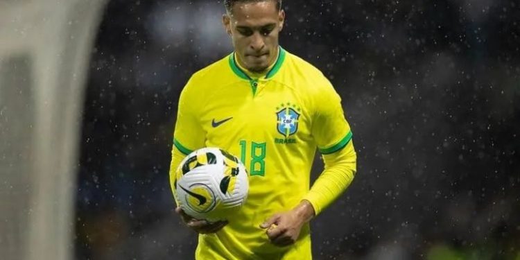 Antony é cortado da seleção brasileira após acusação de agressões à ex-namorada