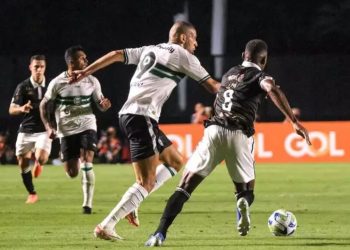 No retorno do público a São Januário, Vasco dá show e goleia Coritiba