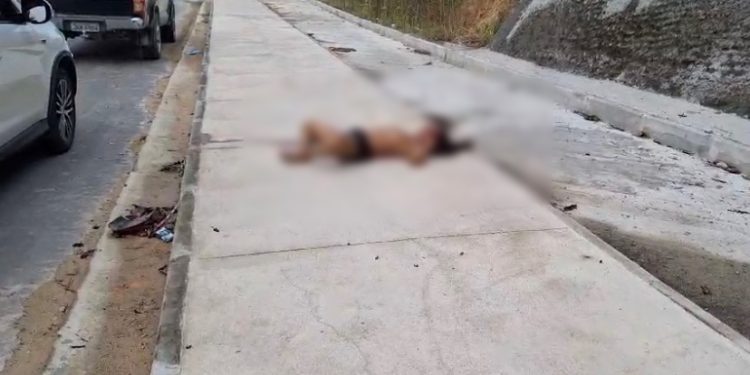 Vídeo: corpo de homem executado a tiros e desovado no Cidade de Deus