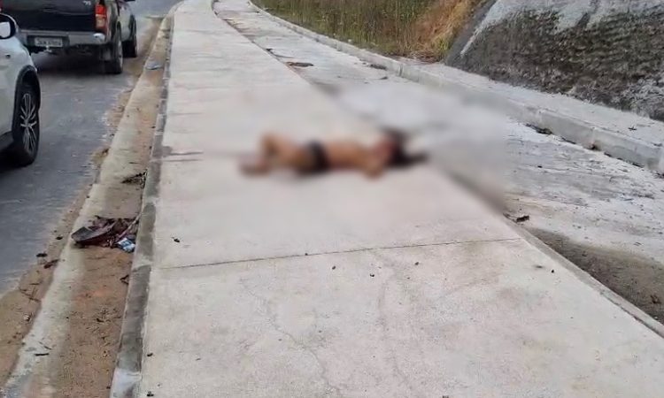 Vídeo: corpo de homem executado a tiros e desovado no Cidade de Deus