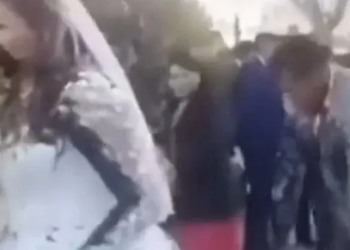 Uma cena insólita e repugnante marcou um casamento no início do mês em Oruro (Bolívia). Uma ex do noivo foi ao local. Vídeo: