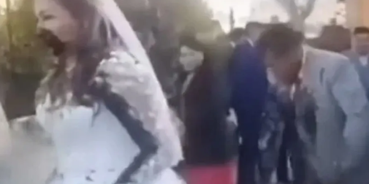 Uma cena insólita e repugnante marcou um casamento no início do mês em Oruro (Bolívia). Uma ex do noivo foi ao local. Vídeo: