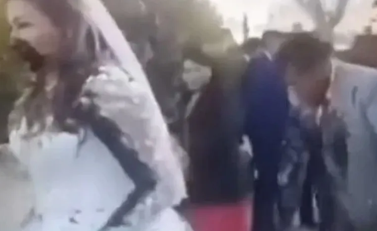 Uma cena insólita e repugnante marcou um casamento no início do mês em Oruro (Bolívia). Uma ex do noivo foi ao local. Vídeo: