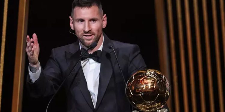 Lionel Messi bate recorde de Pelé e é eleito melhor jogador do mundo pela 8ª vez