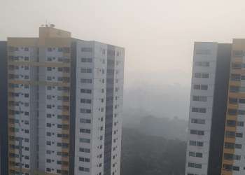 Manaus volta a ficar encoberta por onda de fumaça que deixa o ar tóxico