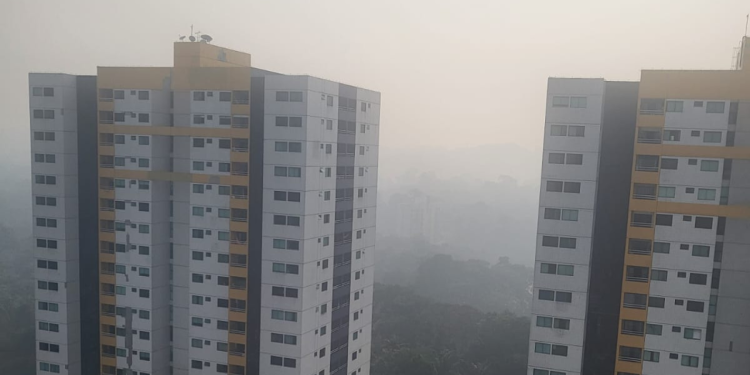 Manaus volta a ficar encoberta por onda de fumaça que deixa o ar tóxico