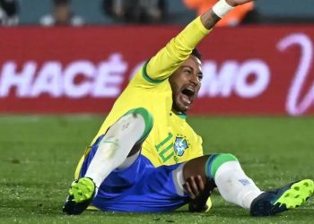 Neymar ficará um ano sem jogar após sofrer lesão no joelho esquerdo