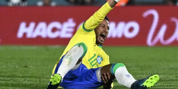 Neymar ficará um ano sem jogar após sofrer lesão no joelho esquerdo