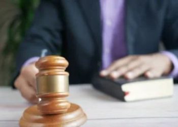 Mãe ganha na Justiça direito de despejar filhos folgados de 40 e 42 anos de casa