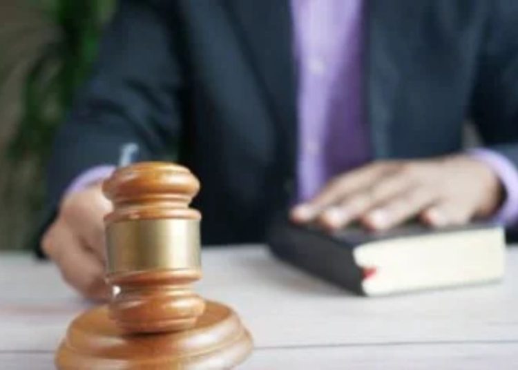 Mãe ganha na Justiça direito de despejar filhos folgados de 40 e 42 anos de casa