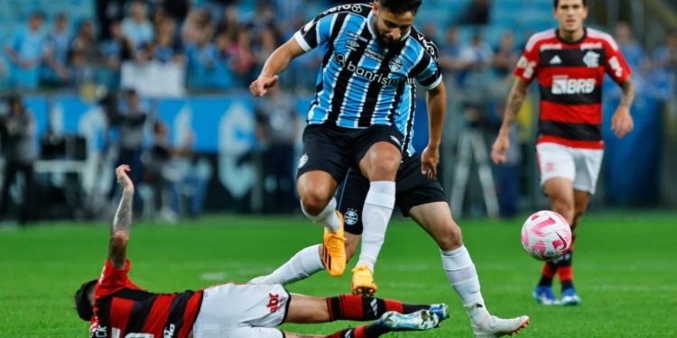 Flamengo perde para o Grêmio e desperdiça chance de assumir a vice-liderança do Brasileirão