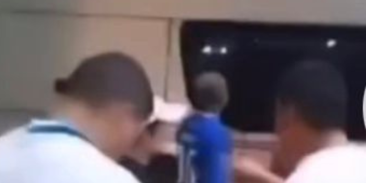 VÍDEO: Motorista de aplicativo ‘dirige devagar’ e leva tapão de passageira em Manaus