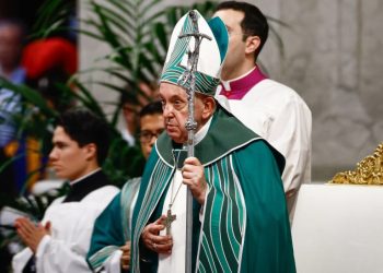 Papa Francisco preside missa no Vaticano usando vestes criadas por Juan Gabriel, da arquidiocese de Manaus