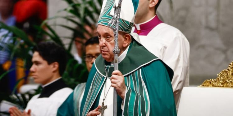 Papa Francisco preside missa no Vaticano usando vestes criadas por Juan Gabriel, da arquidiocese de Manaus