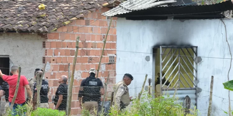 Criminosos invadem casa e matam quatro pessoas da mesma família