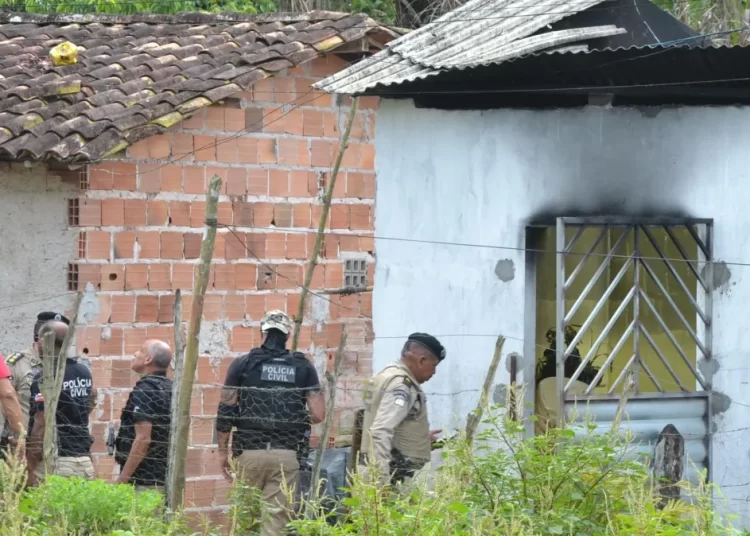 Criminosos invadem casa e matam quatro pessoas da mesma família