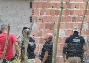 Criminosos invadem casa e matam quatro pessoas da mesma família