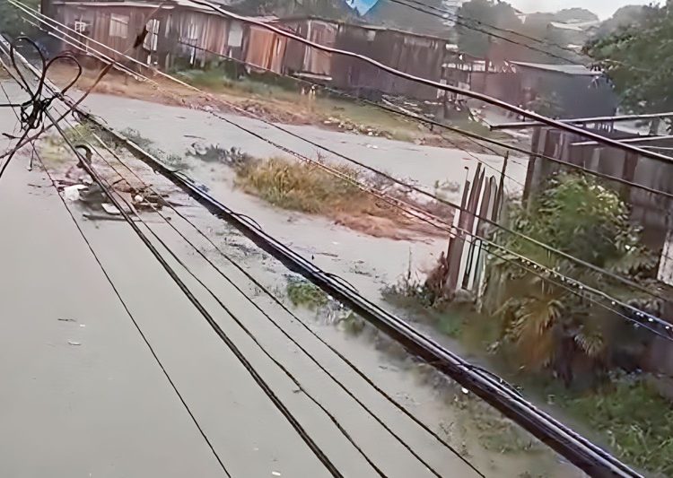 Vídeos mostram bairros alagados depois de forte chuva atingir Manaus