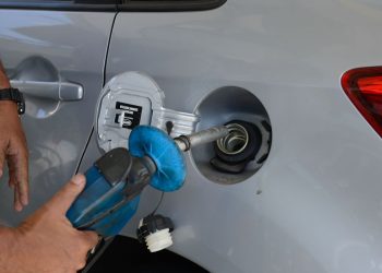 Preço da gasolina diminui e do diesel aumenta para distribuidoras 
