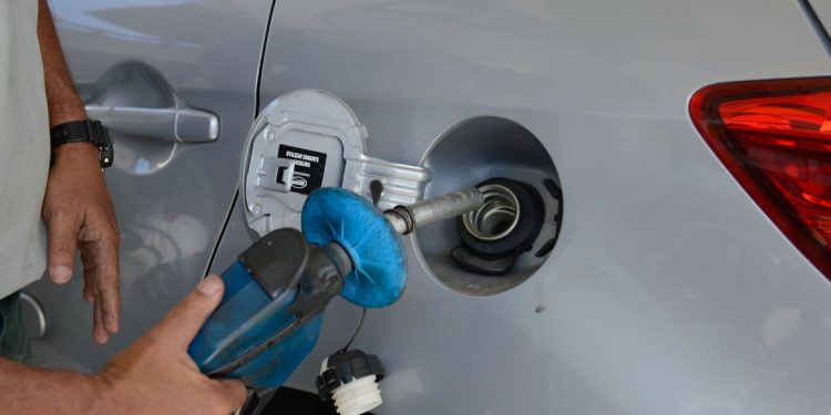 Preço da gasolina diminui e do diesel aumenta para distribuidoras 