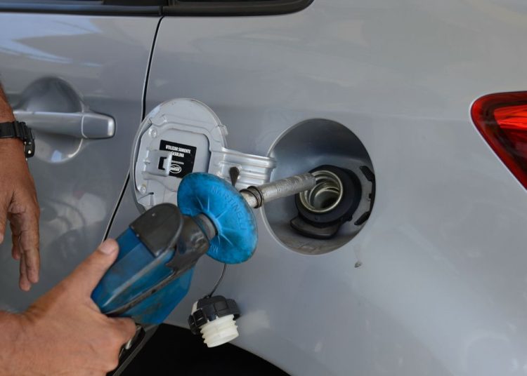 Preço da gasolina diminui e do diesel aumenta para distribuidoras