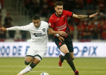 Brasileirão: Botafogo recebe Athletico e pode ampliar vantagem no topo