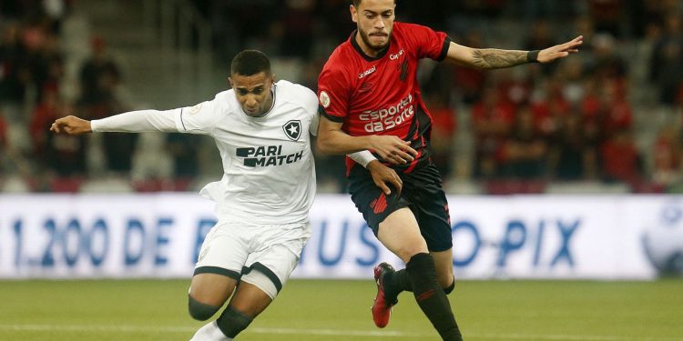 Brasileirão: Botafogo recebe Athletico e pode ampliar vantagem no topo