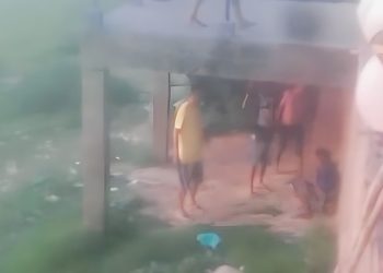 Vídeo: suposto assaltante é espancado a pauladas no interior do AM