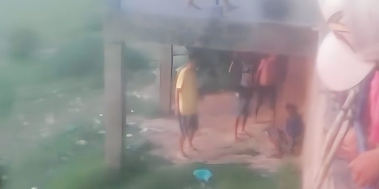 Vídeo: suposto assaltante é espancado a pauladas no interior do AM