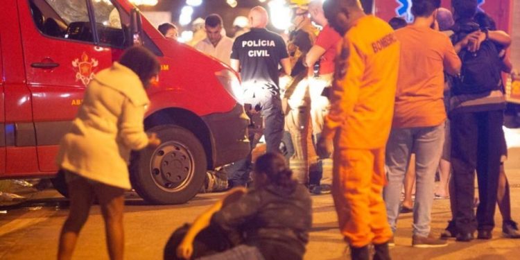 Ônibus clandestino capota e mata 5 pessoas; veja vídeo