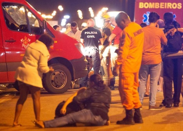 Ônibus clandestino capota e mata 5 pessoas; veja vídeo