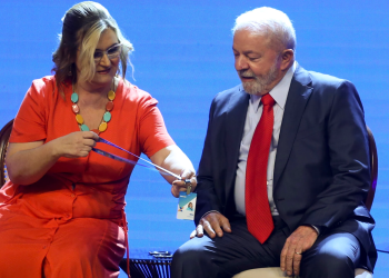 Lula demite presidente da Caixa após pressão do centrão e nomeia economista