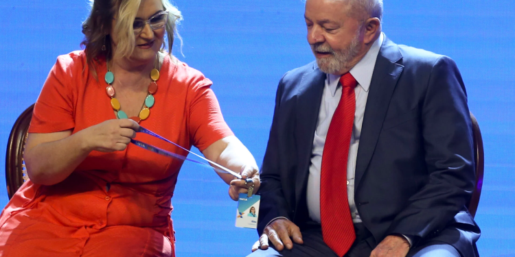 Lula demite presidente da Caixa após pressão do centrão e nomeia economista
